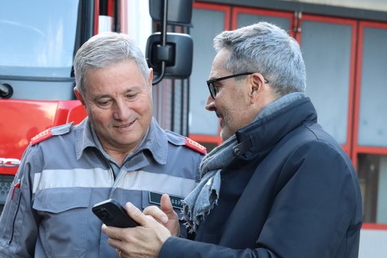 Austausch über das Feuerwehrwesen: Bevölkerungsschutzlandesrat und Landeshauptmann Arno Kompatscher (rechts im Bild) und der Präsident des Landesverbandes der Freiwilligen Feuerwehren Südtirols Wolfram Gapp (Foto: LPA/Maja Clara)