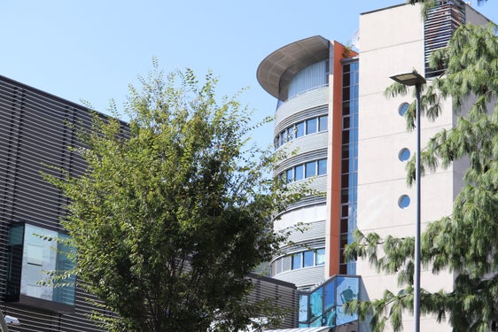 Im Kubus (l. im Bild), dem vorderen Gebäude des Sitzes der Agentur für Bevölkerungsschutz an der Drususallee in Bozen, wird am Montag, dem 28. August die App "Wetter Südtirol" mit neuen Funktionen vorgestellt. (Foto: LPA/Maja Clara)