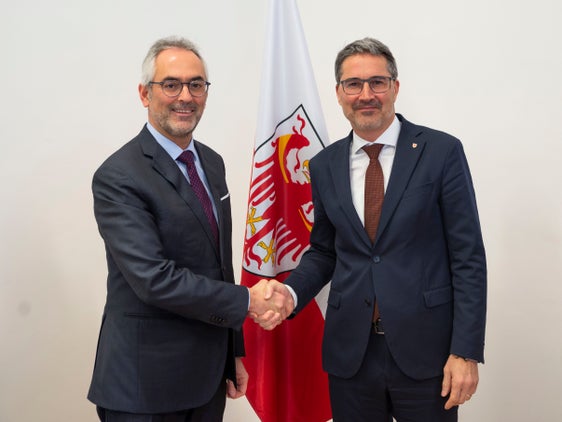 Tra i temi dell’incontro tra Robert Zampieri, nuovo direttore generale della Federazione Raiffeisen (a sinistra), e il presidente della Provincia Arno Kompatscher il rafforzamento e l'espansione del sistema cooperativo in Alto Adige (Foto: ASP/Fabio Brucculeri)