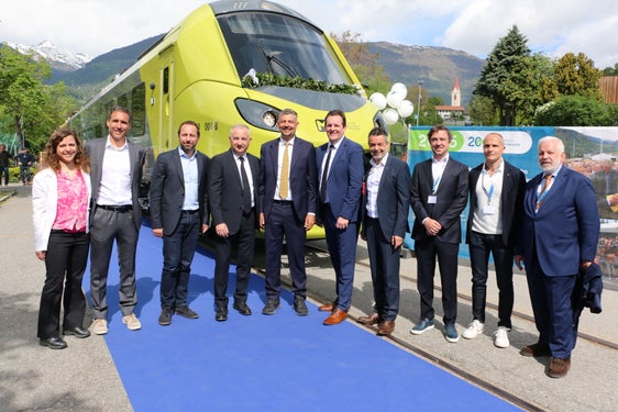 "L’entrata in servizio del nuovo treno elettrico sulla Ferrovia della Val Venosta rappresenta una pietra miliare d'immensa importanza per le ferrovie altoatesine. Con questi nuovi treni compiamo un vero e proprio balzo in avanti: per gli abitanti della Val Venosta, per i pendolari e per tutti coloro che desiderano viaggiare in treno in modo confortevole e affidabile", sottolinea l’assessore provinciale alla Mobilità Daniel Alfreider, quinto da sinistra nella foto, scattata al momento della presentazione del nuovo mezzo. Al suo fianco, sesto da sinistra, l'assessore alla Mobilità del Land Tirolo, René Zumtobel. (Foto: USP/STA/Ivan Brentegani) 