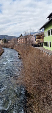 Ab dem 2. März führt das Landesamt für Wildbach- und Lawinenverbauung Ost dringende Instandhaltungsarbeiten an den Uferschutzmauern auf der orografisch rechten Seite der Rienz durch; während dieser Arbeiten muss ein Abschnitt der Brignoles-Promenade gesperrt werden, der verkehr wird umgeleitet. (Foto: LPA/Landesamt für Wildbach- und Lawinenverbauung Ost in der Agentur für Bevölkerungsschutz)