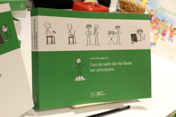 La copertina del volume dedicato a chi vuole conoscere la didattica base del ladino della Val Badia. (Foto: Micurà de Rü)