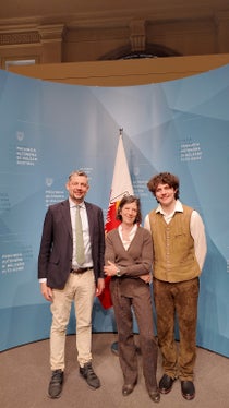Valorizzare un grande patrimonio iconografico che rappresenta secoli di storie delle genti ladine. Nella foto (da sinistra) l'assessore provinciale Daniel Alfreider, Valentina Zardini e suo figlio Luca. (Foto: USP)