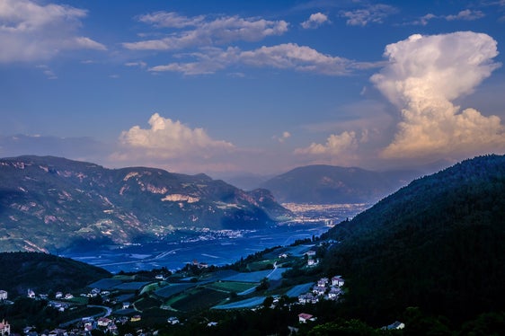 Wetterbild des Monats Mai 2026: Prissian mit Bozen (Foto: LPA/Martin Geier)
