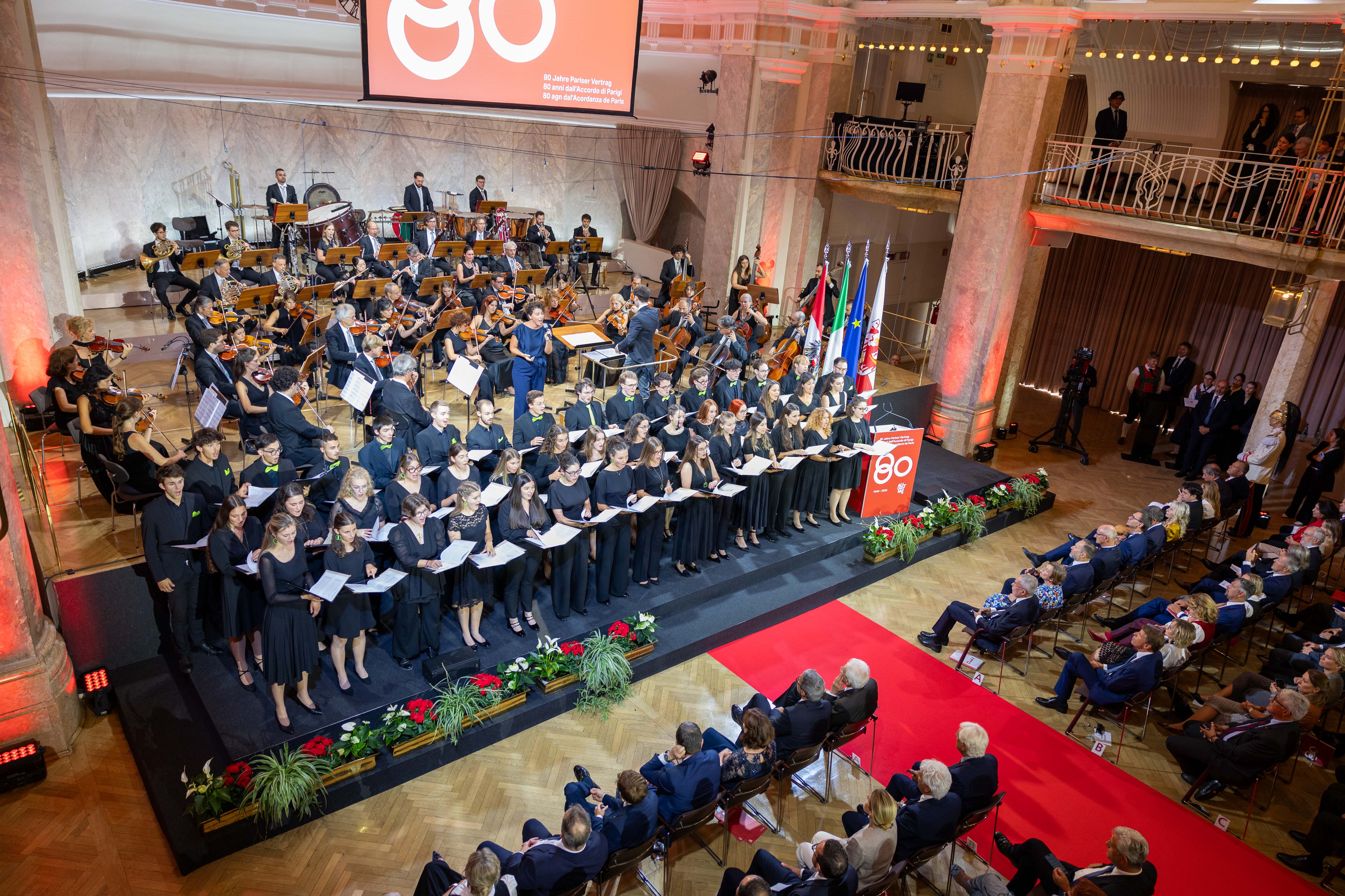 Zum Auftakt des Festaktes spielten die Musikerinnen und Musiker des Haydn Orchesters die italienische Nationalhymne und die österreichische Bundeshymne, während die Feierstunde mit Beethovens Ode an die Freude - gesungen vom Landesjugendchor - ausklang. (Foto:  LPA/Bernhard Aichner)