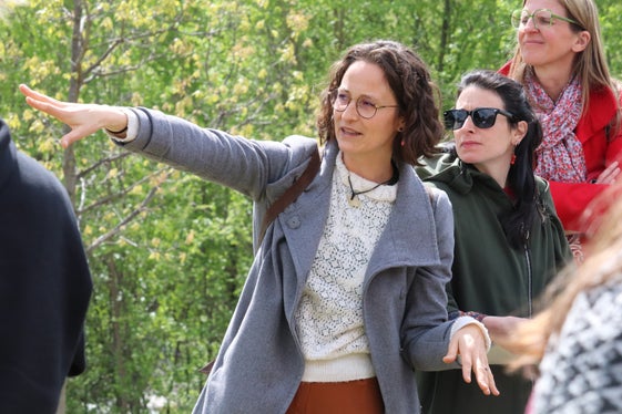 “I corsi d'acqua sono corridoi ecologici: Evi Holzner sull'escursione lungo l'Isarco nell'ambito del Network Meeting a Bolzano. (Foto: USP/Maja Clara)