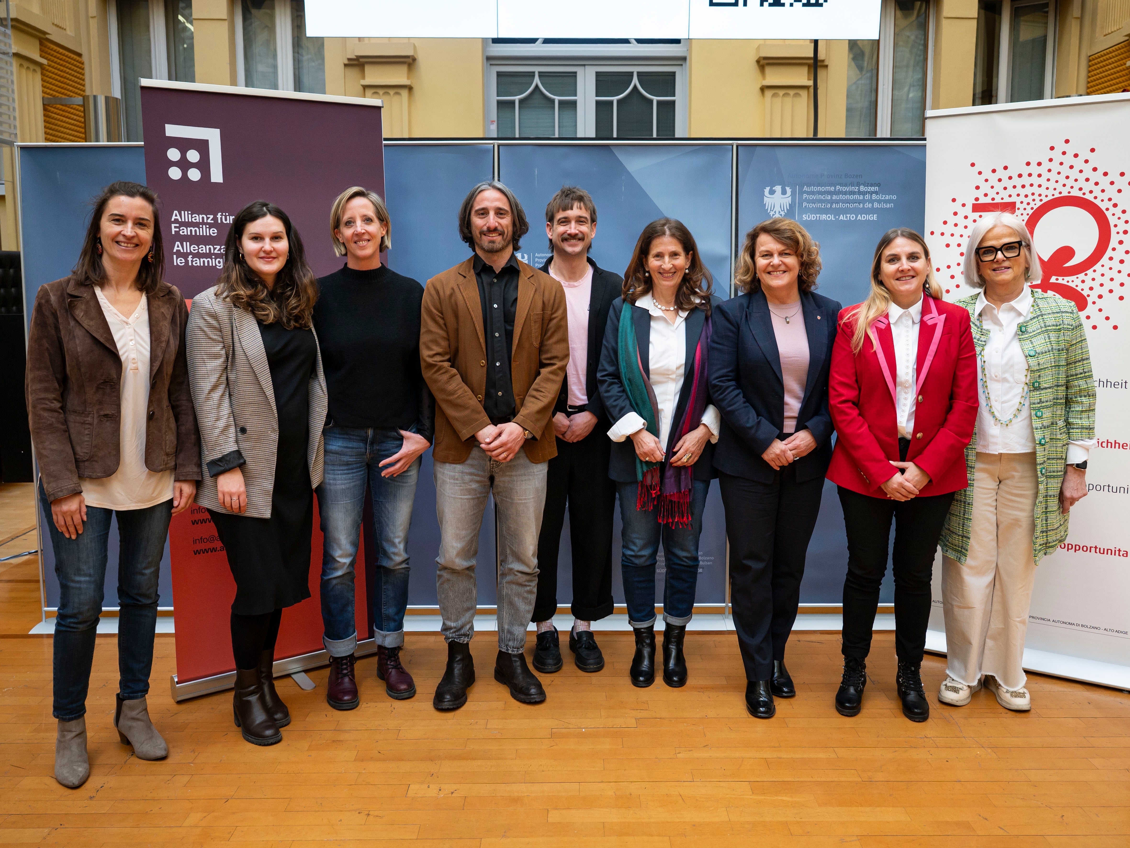 Sie machten auf den am 1. März stattfindenden Equal Care Day aufmerksam: Soziologin Heidi Flarer (im Bild von links), Ingrid Kapeller und Gudrun Brugger (Forum Prävention), Denis Iardino (La Strada - der Weg), Christof Fauster (Werbeagentur Peppis), Christa Ladurner (Forum Prävention), Soziallandesrätin Rosmarie Pamer, Ulrike Oberhammer (Präsidentin Beirat für Chancengleichheit für Frauen) und Nadia Mazzardis (Vizepräsidentin des Beirats). (Foto: LPA/Fabio Brucculeri)