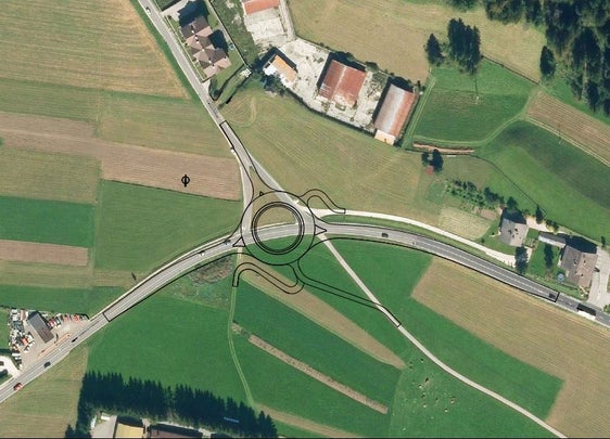 Ein neuer Kreisverkehr soll die Kreuzung zwischen der Pustertaler Staatsstraße und der Maximilianstraße in der Gemeinde Toblach sicherer gestalten. (Foto: LPA/Abteilung Tiefbau) 