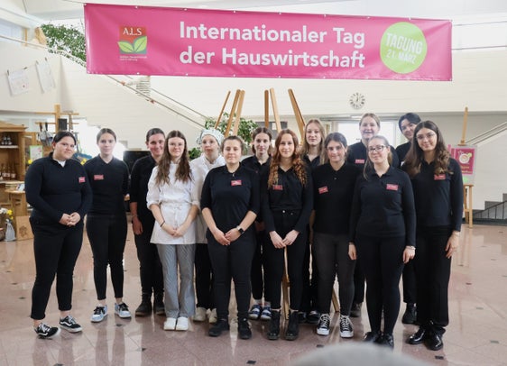 Tag der Hauswirtschaft an der Fachschule für Hauswirtschaft und Ernährung Tisens, im Bild die Schülerinnen der vierten Klasse (Foto: LPA/Fachschule für Hauswirtschaft und Ernährung Tisens)