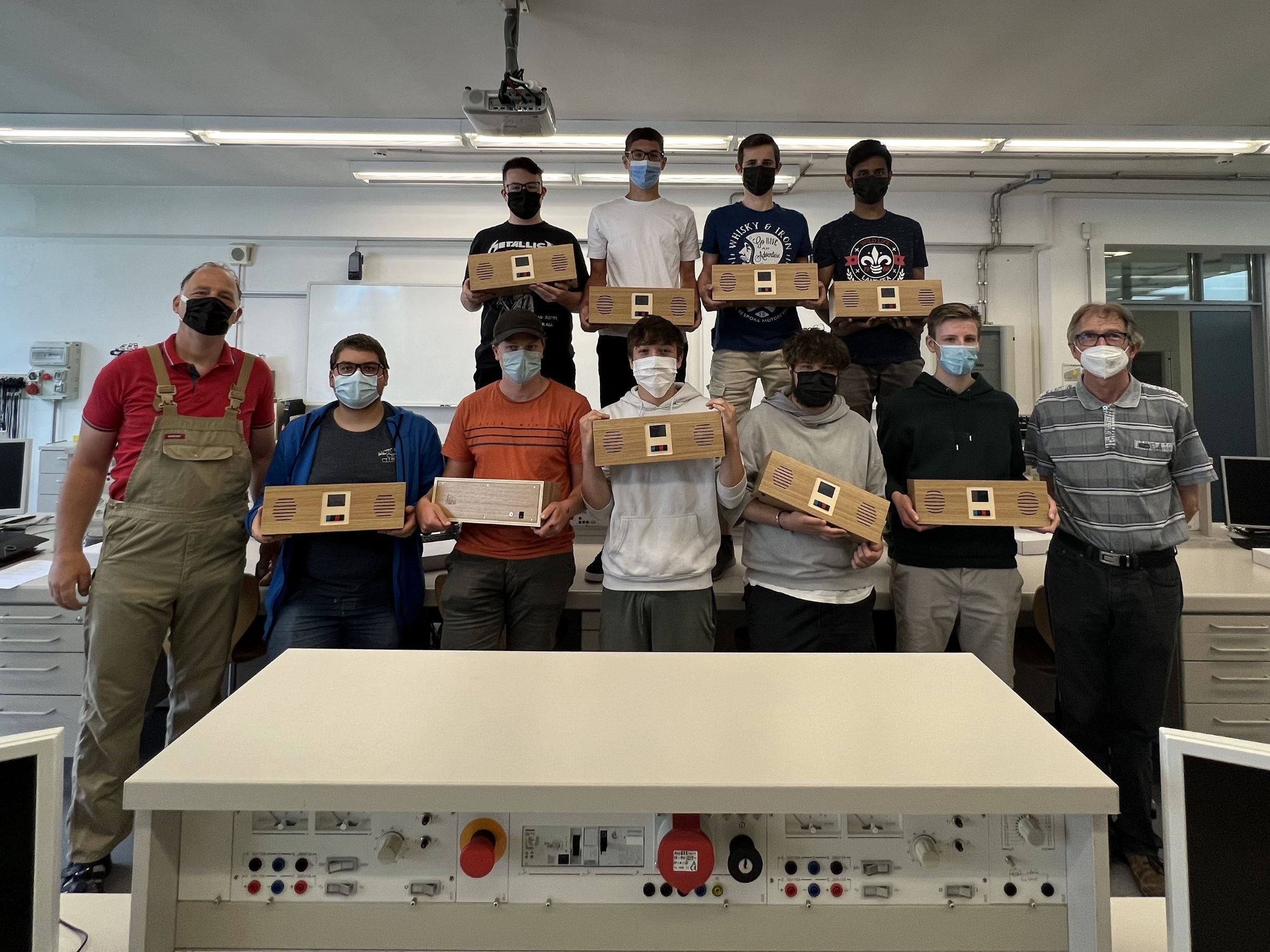 Im Bild von links die Schüler der 3. Klasse für Elektrotechnik der Landesberufsfachschule Luis Zuegg in Meran mit den Fachlehrern Prunner Maximilian (Holztechnik) und Alexander Laimer (Elektrotechnik) (Foto: LPA/LFA Zuegg)