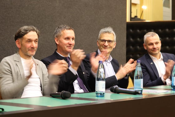 Applausi per i nuovi pescatori appena diplomati (da sinistra): il presidente della commissione d'esame Hannes Grund, l'assessore provinciale Luis Walcher, il direttore di Ripartizione Günther Unterthiner, il presidente dell'Unione Pesca Markus Heiss. (Foto: USP/Maja Clara)