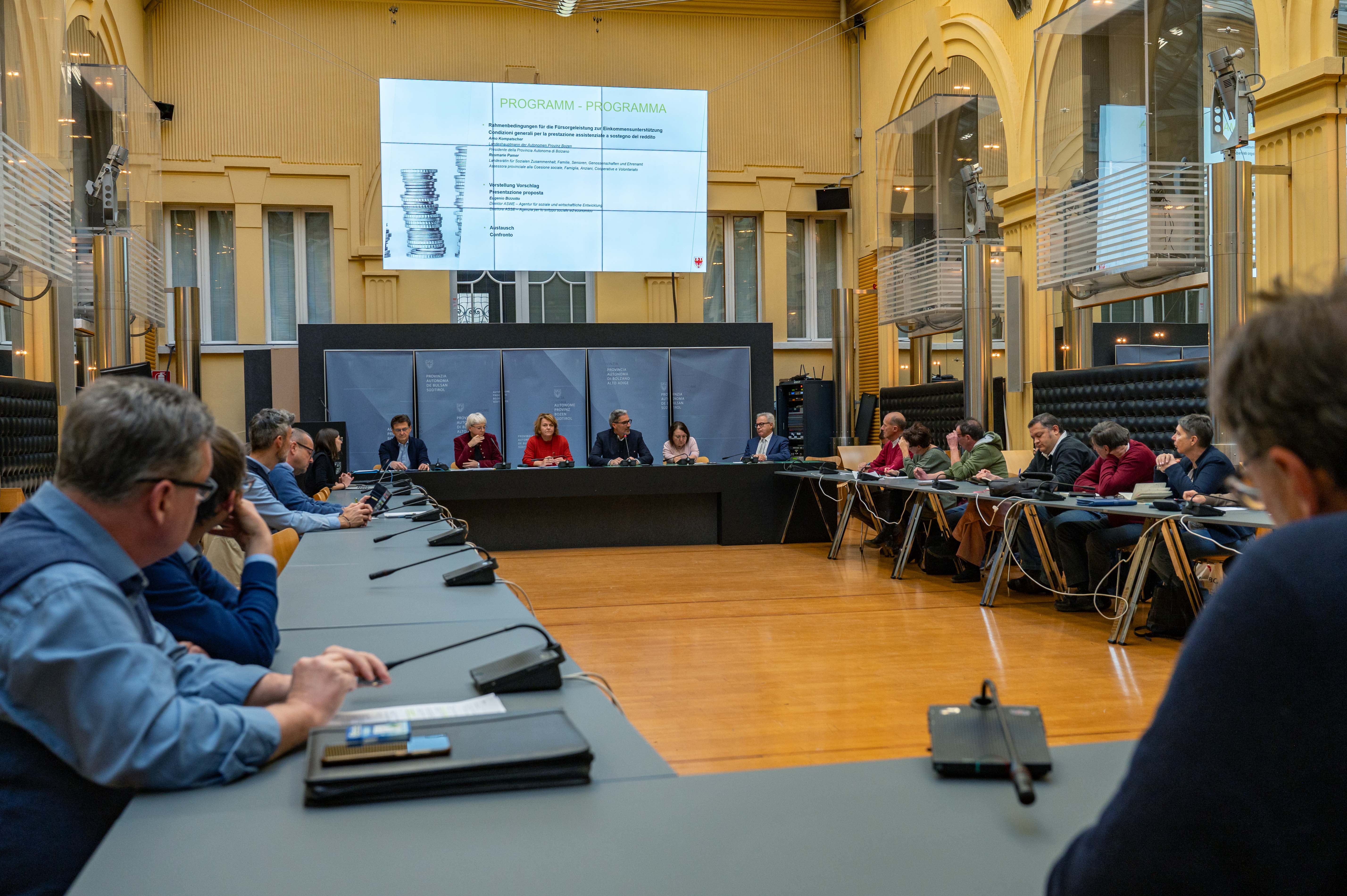 Oggi (29 novembre) il presidente della Provincia Arno Kompatscher e l'assessora provinciale alla Coesione sociale Rosmarie Pamer hanno parlato con i rappresentanti dei sindacati, dei patronati e dei Centri di assistenza fiscale di una nuova prestazione a sostegno degli anziani a basso reddito. (Foto: USP/Greta Stuefer)