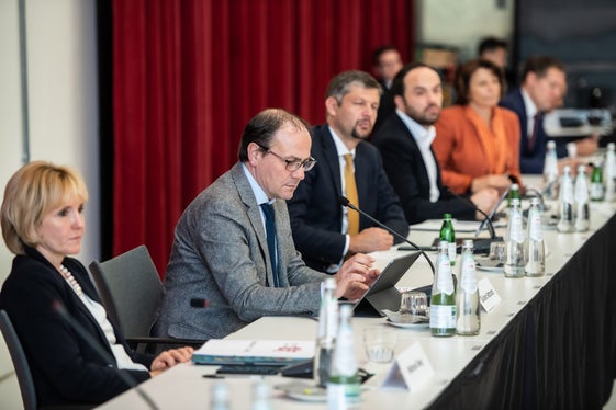 L'assessora provinciale Waltraud Deeg (prima da sinistra) ha ringraziato i Grigioni per la soluzione temporanea e non burocratica da parte dell'Istituto delle assicurazioni sociali del Cantone dei Grigioni a un problema di pagamento degli assegni familiari ai frontalieri altoatesini. (Foto: ASP/Ivo Corrà)