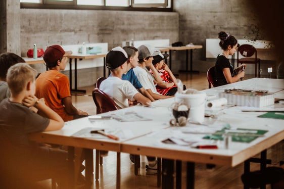 Im Workshop Klick dich kreativ&nbsp;stand das Fotografieren im Mittelpunkt; gearbeitet wurde mit der Kamera und mit dem Smartphone. (Foto: LPA/Bildungsdirektion/Maria Gapp)