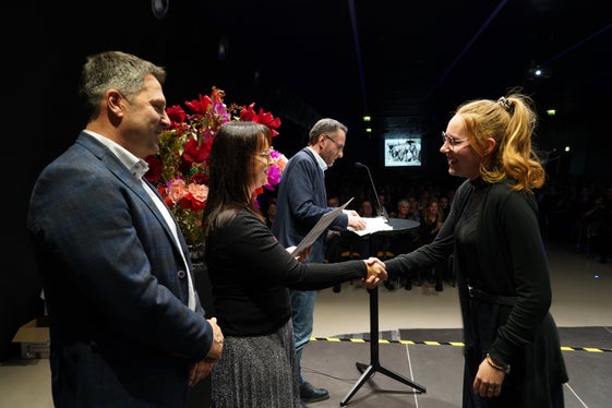 Gratulation zum Diplom (von links): der Direktor der Sozialdienste Bernhard von Wohlgemuth, Silvia Casazza von der italienischen Fachschule für Sozialberufe Emmanuel Lèvinas, Christoph Vigl, Lehrer und Weiterbildungsbeauftragter an der Landesfachschule Hannah Arendt. (Foto: LPA/Landesfachschule für Sozialberufe Hannah Arendt)