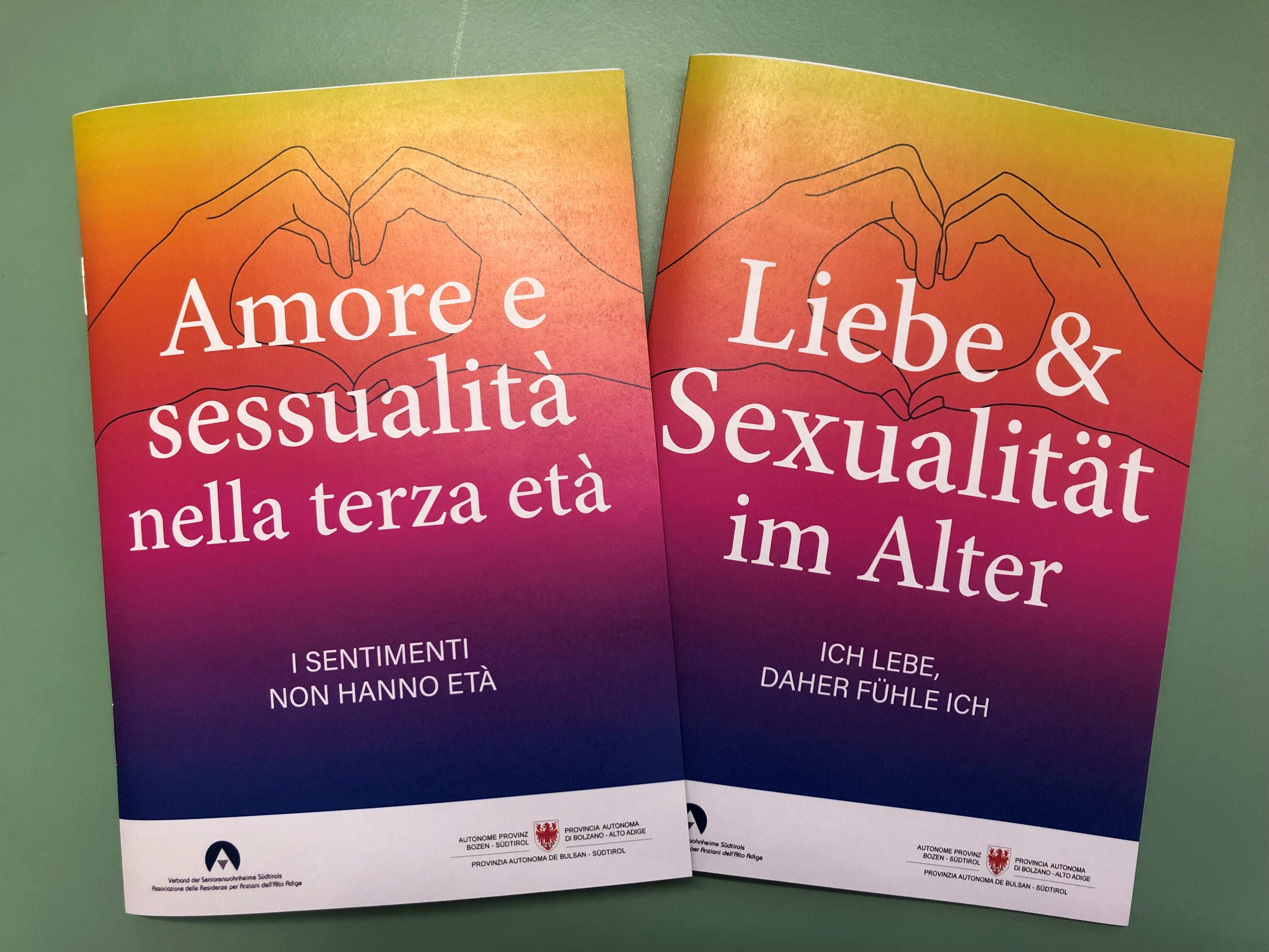 Nell'ambito dell'iniziativa I sentimenti non hanno età, la Provincia di Bolzano e l'Associazione delle residenze per anziani dell'Alto Adige hanno realizzato la seconda edizione dell'opuscolo su Amore e sessualità nella terza età (Foto: USP/Ufficio Anziani e distretti sociali)