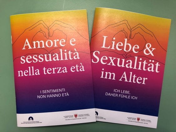 Nell'ambito dell'iniziativa "I sentimenti non hanno età", la Provincia di Bolzano e l'Associazione delle residenze per anziani dell'Alto Adige hanno realizzato la seconda edizione dell'opuscolo su "Amore e sessualità nella terza età" (Foto: USP/Ufficio Anziani e distretti sociali)