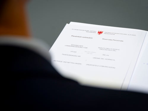 La strategia di sostenibilità, il bilancio provinciale e le questioni organizzative sono stati i temi all'ordine del giorno della clausura di lavoro della Giunta provinciale a Palazzo Widmann. (Foto: ASP/Fabio Brucculeri)