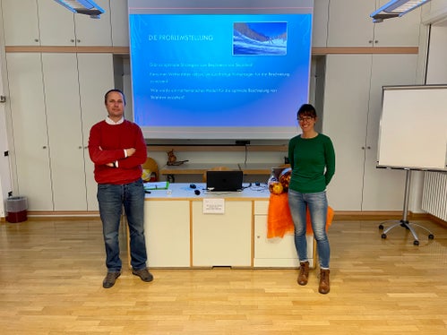 Beschneiung von Skigebieten: Landesmeteorologe Günther Geier stellt den Teilnehmenden seine Aufgabenstellung vor. (Foto: LPA/Deutsche Bildungsdirektion/Christof Wiedemair)