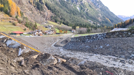 Dammbauten und Uferschutz am Toffríngbach vor ein, zwei Wochen, noch herbstlich (Foto: LPA/Landesamt für Wildbach- und Lawinenverbauung Nord in der Agentur für Bevölkerungsschutz)