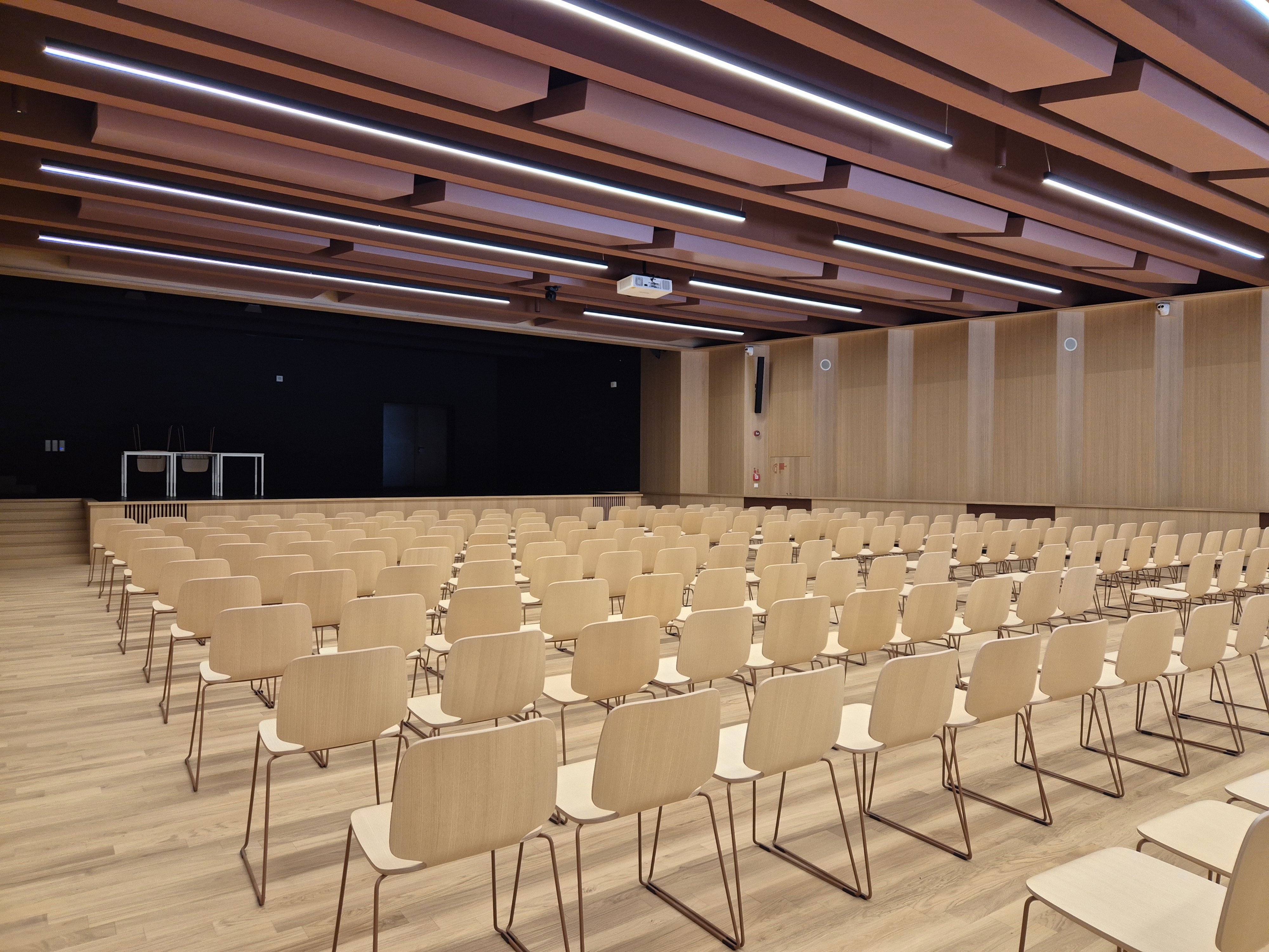 Su proposta dell’assessore alle Opere pubbliche Christian Bianchi, la Giunta provinciale ha autorizzato la stipula di una convenzione con il Comune di Vipiteno per il cofinanziamento dell’Aula magna della scuola media di Vipiteno, già realizzata e riqualificata. (Foto: USP)