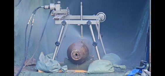 Con uno speciale dispositivo l'involucro della bomba è stato smantellato ad alta pressione utilizzando acqua e polvere di marmo. (Foto: USP/2° Reggimento Genio Guastatori di Trento)