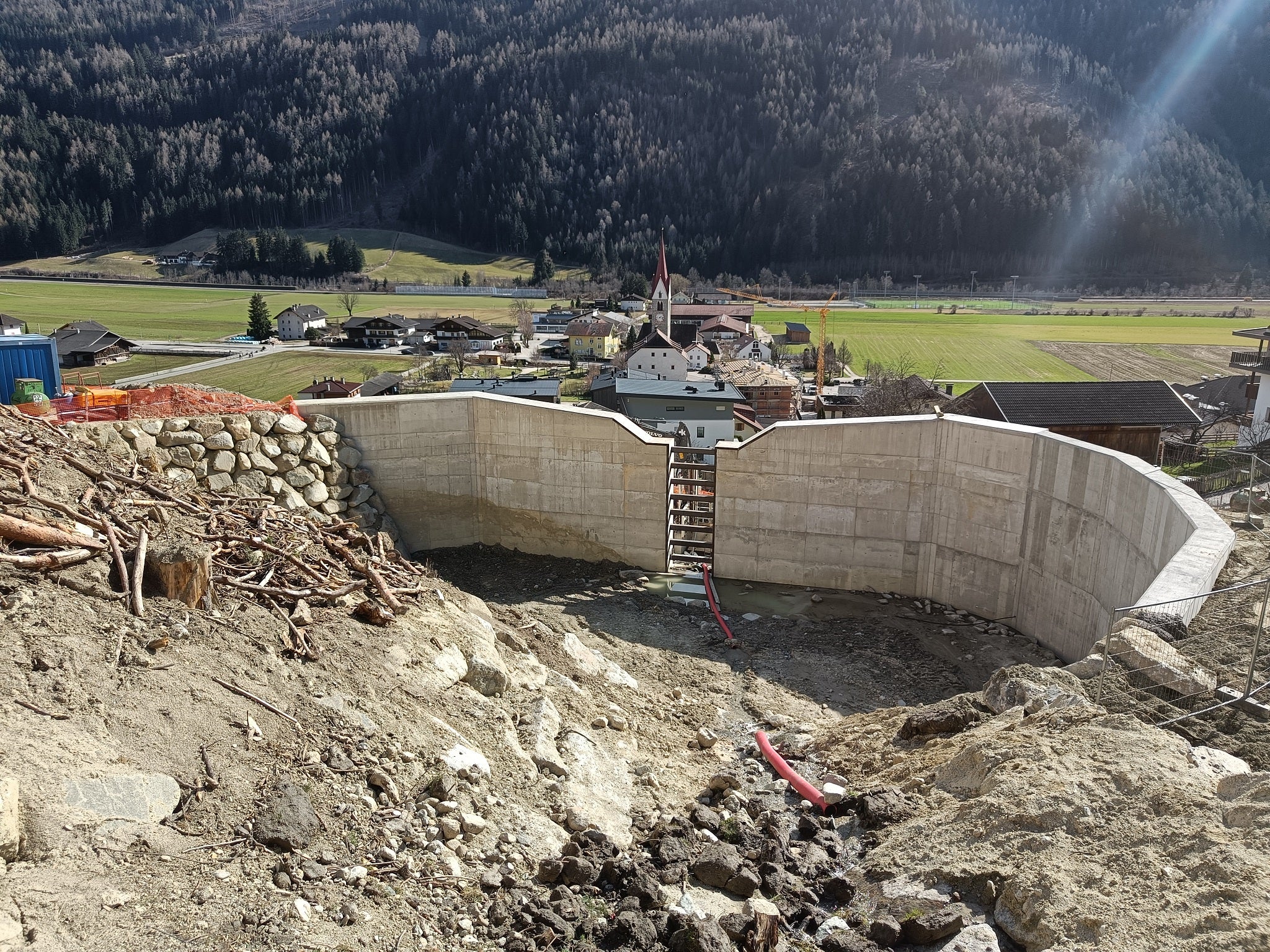 L'Ufficio Sistemazione bacini montani Est ha iniziato i lavori di messa in sicurezza del Fossato Horner, a Vandoies, nel 2021 (Foto: USP/Ufficio Sistemazione bacini montani Est della Provincia/Andreas Unterberger)