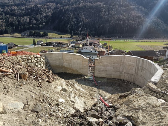 L'Ufficio Sistemazione bacini montani Est ha iniziato i lavori di messa in sicurezza del Fossato Horner, a Vandoies, nel 2021 (Foto: USP/Ufficio Sistemazione bacini montani Est della Provincia/Andreas Unterberger)