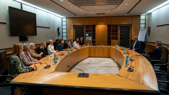 Das Projekt Frauen in Führung! der Landesverwaltung ist in Mailand vom italienischen Verband für Personalmanagement AIDP ausgezeichnet worden. Der Landeshauptmann hat gestern die Initiatorinnen beglückwünscht. (Foto: LPA/Fabio Brucculeri)