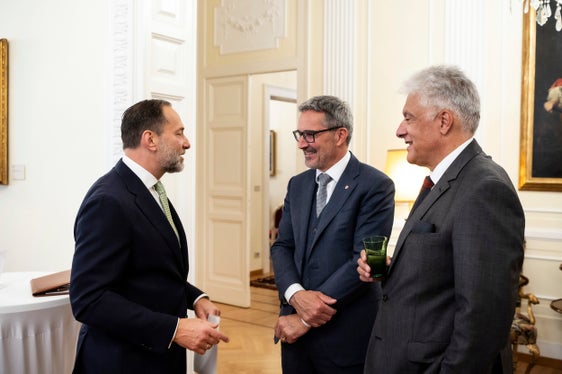 Landeshauptmann Arno Kompatscher (Mitte) tauschte sich einen Tag nach Genehmigung der Autonomiereform in der österreichischen Botschaft in Rom mit Botschafter Michael Rendi (links) und Generalkonsul Wolfgang Lukas Strohmayer  aus. (Foto: LPA/Ivo Corrà)