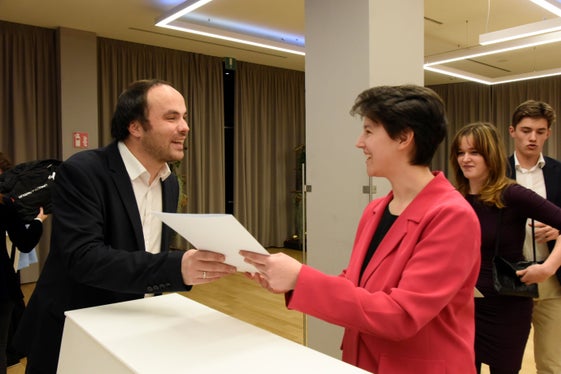 L'assessore Achammer durante la serata odierna dedicata alle eccellenze della scuola. (Foto: Fondazione Cassa di Risparmio/Ochsenreiter)