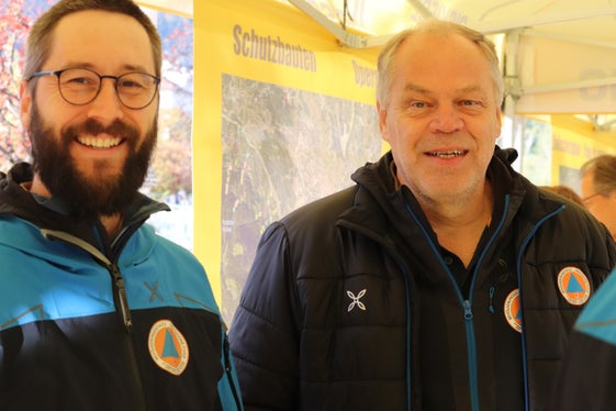 Sie bauen am Hochwasserschutz: Techniker Jan Kobald und Direktor Peter Egger vom Amt für Wildbach- und Lawinenverbauung West in der Agentur für Bevölkerungsschutz (Foto: LPA/Maja Clara)