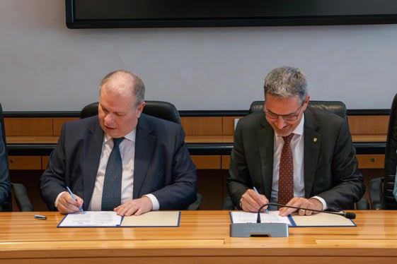 Quästor Paolo Sartori (links) und Landeshauptmann Arno Kompatscher (rechts) unterzeichneten die Vereinbarung, dass das Land der Quästur zur Ausstellung der Reisepässe vier Mitarbeiter zur Verfügung stellt. (Foto: LPA/Greta Stuefer)