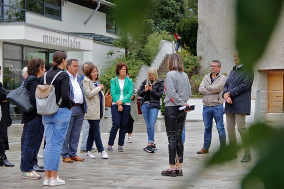 Nell'autunno del 2022 i primi Comuni hanno completato l'audit "FamilyPlus", dimostrando la loro attenzione alla famiglia. Il prossimo obiettivo è quello di ampliare l'audit e di creare una rete. Nella foto il primo incontro ´dei rappresentanti dei sette Comuni a San Martino in Badia (Foto: ASP/Hannes Wisthaler)