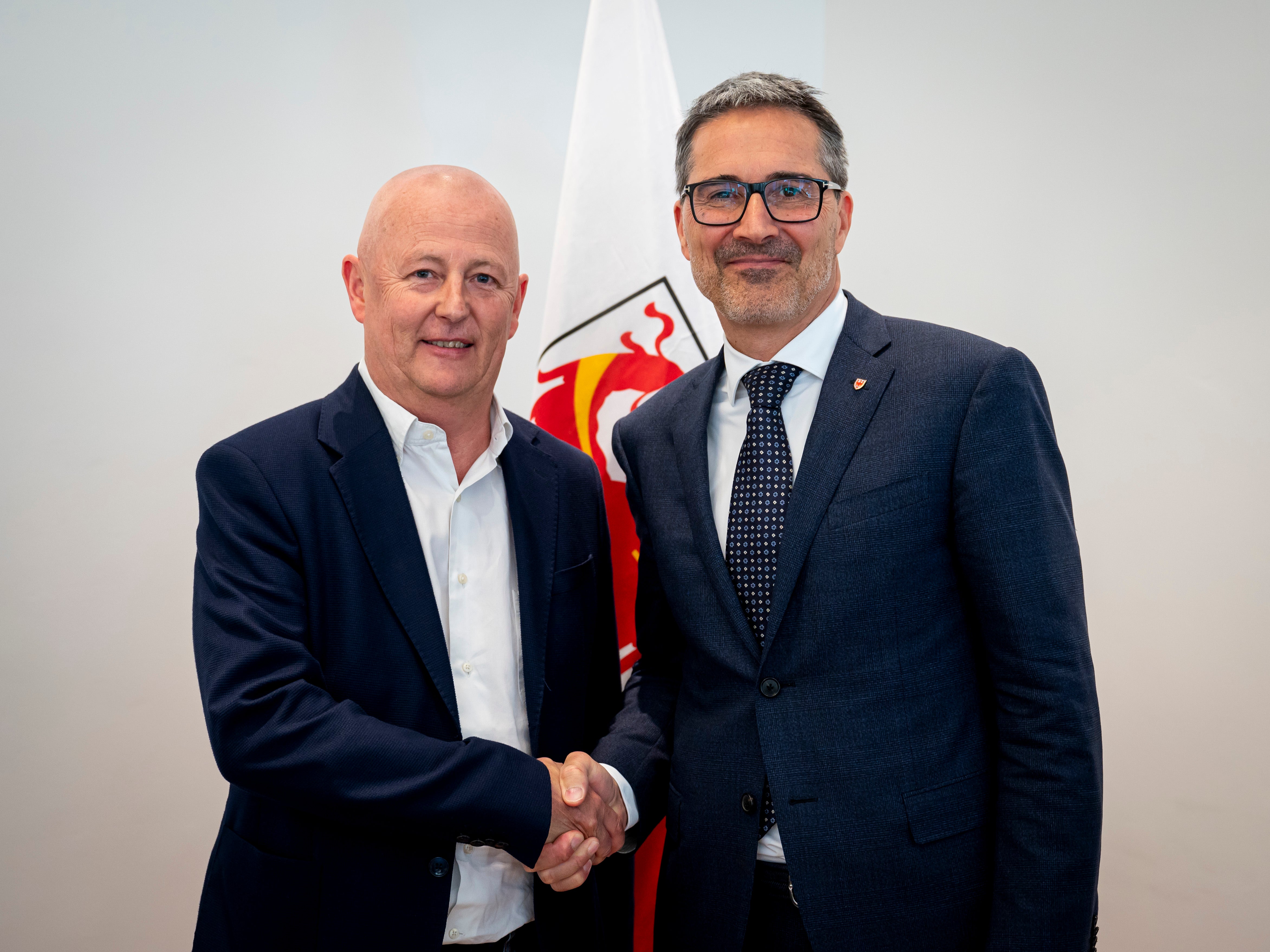 Il presidente dell'Unione provinciale dei corpi dei vigili del fuoco volontari dell'Alto Adige Martin Künig (a sinistra) ha fatto visita il 29 maggio all'assessore alla Protezione civile e presidente della Provincia Arno Kompatscher. (Foto: USP/Fabio Brucculeri)