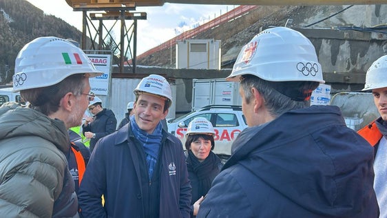 Il commissario di Governo e amministratore delegato della Società Infrastrutture Milano Cortina 2026, Luigivalerio Sant’Andrea, nel corso del sopralluogo al cantiere della circonvallazione di Perca. A destra, di spalle, il consigliere provinciale Daniel Alfreider. (Foto: ASP)
