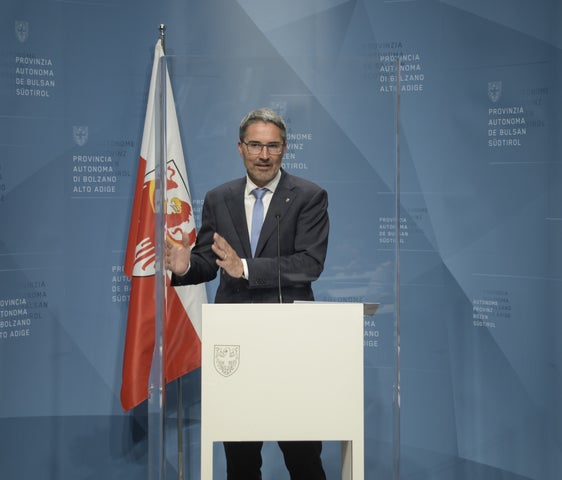 Il presidente Arno Kompatscher nel corso della conferenza stampa odierna (Foto: ASP/Fabio Brucculeri)