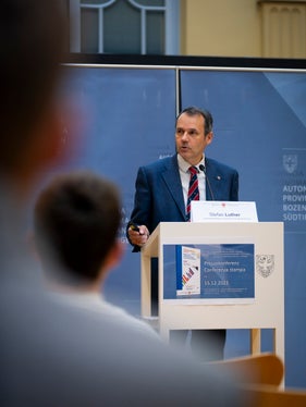 Der Direktor des Arbeitsmarktservice, Stefan Luther, hat heute den neuen Arbeitsmarktbericht und ausgewählte Details zu den vielfältigen Entwicklungen auf dem Südtiroler Arbeitsmarkt im Sommerhalbjahr 2023 vorgestellt. (Foto: LPA/Fabio Brucculeri)