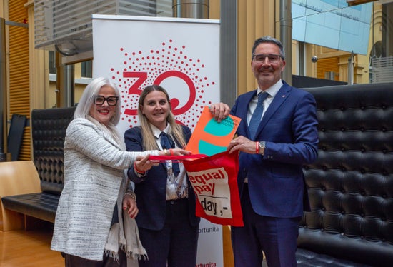 Als erste Amtshandlung haben Präsidentin Oberhammer (Mitte) und Vizepräsidentin Mazzardis (links) Landeshauptmann Kompatscher anlässlich des heutigen Equal Pay Day eine leere rote Tasche überreicht, die in den kommenden fünf Jahren mit konkreten Verbesserungen für die Situation der Frauen gefüllt werden solle. (Foto: LPA/Greta Stuefer)