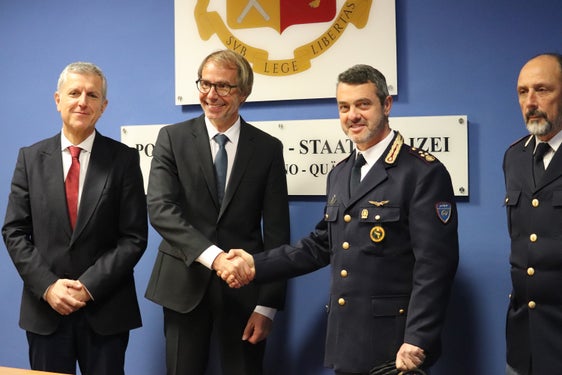 Abkommen mit Handschlag besiegelt: (von links) Vize-Quästor Giorgio Augusto Porroni, der Direktor der Agentur für Bevölkerungsschutz Klaus Unterweger, der Leiter des Einsatzzentrums der Post - und Kommunikationspolizei von Trentino-Südtirol Alberto Di Cuffa, Chefinspektor Corrado Palmarin (Foto: LPA/Maja Clara)