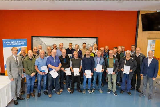 Gruppenfoto bei der Pensionistenfeier der Wildbachverbauung in der Agentur für Bevölkerungsschutz mit Landeshauptmann und Bevölkerungslandesrat Arno Kompatscher (im Zentrum), Direktor der Agentur für Bevölkerungsschutz Klaus Unterweger (ganz links), Direktor des Landesamtes für Wildbach- und Lawinenverbauung Süd Thomas Thaler (Zweiter von links), Direktor des Landesamtes für Wildbach- und Lawinenverbauung Nord Philipp Walder (ganz rechts), Direktor des Landesamtes für Wildbach- und Lawinenverbauung West und stellvertretender Direktor des Funktionsbereichs Wildbachverbauung Peter Egger (Zweiter von rechts) (Foto: LPA/Bernhard Aichner)