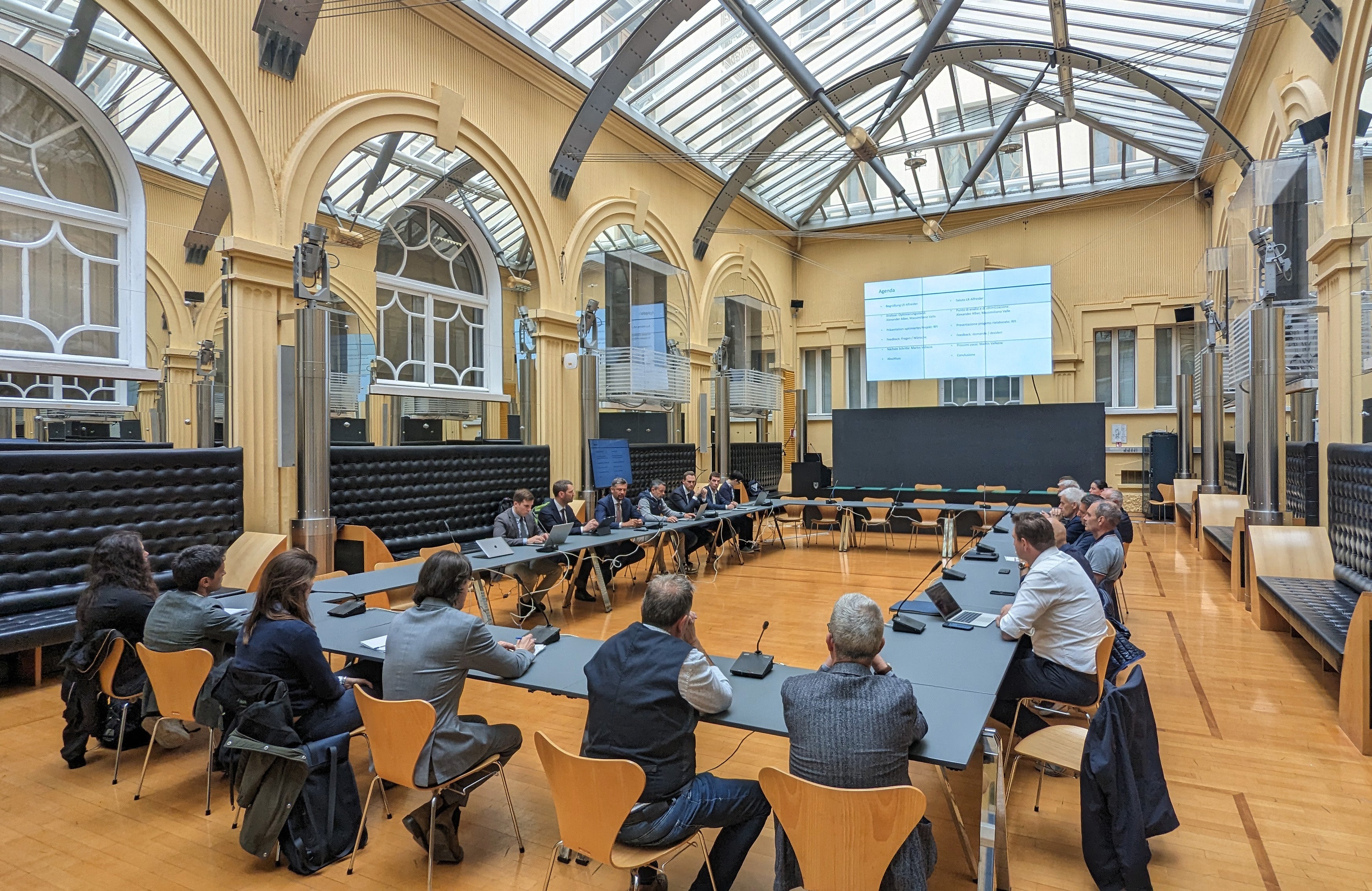 Am 6. Mai fand in Bozen ein weiteres Treffen des Landesmobilitätsressorts mit Vertretungen der Bahngesellschaft RFI, der betroffenen Gemeinden sowie des Bauernbundes statt, um den Ausbau der Bahnlinie Bozen-Meran zu besprechen. (Foto: LPA/Ingo Dejaco)