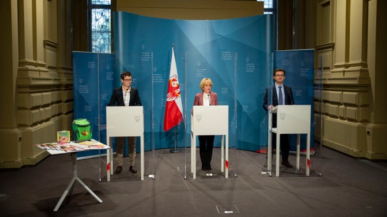 Carmen Plaseller, Landesrätin Deeg und Eugenio Bizzotto haben Details zu den Leistungen für Familien, den Familiengeldern 2021 und zu den geplanten Neuerungen vorgestellt. (Foto: LPA/Fabio Brucculeri)