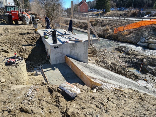 Tra la caserma dei Carabinieri e la strada statale della Val Pusteria a Prato alla Drava è in fase di costruzione la nuova sede della stazione idrometrica della Drava  (Foto: Ufficio idrologia e dighe/Stefan Ghetta) 