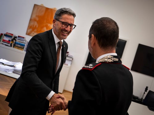 Un gradito ritorno a Bolzano, quello del generale di Brigata Stefano Paolucci. Anche per il presidente della Provincia autonoma di Bolzano, Arno Kompatscher, che ha subito ricevuto a Palazzo Widmann il nuovo comandante della Legione Carabinieri Trentino-Alto Adige, insediatosi solo venerdì scorso. (Foto: USP/Fabio Brucculeri)