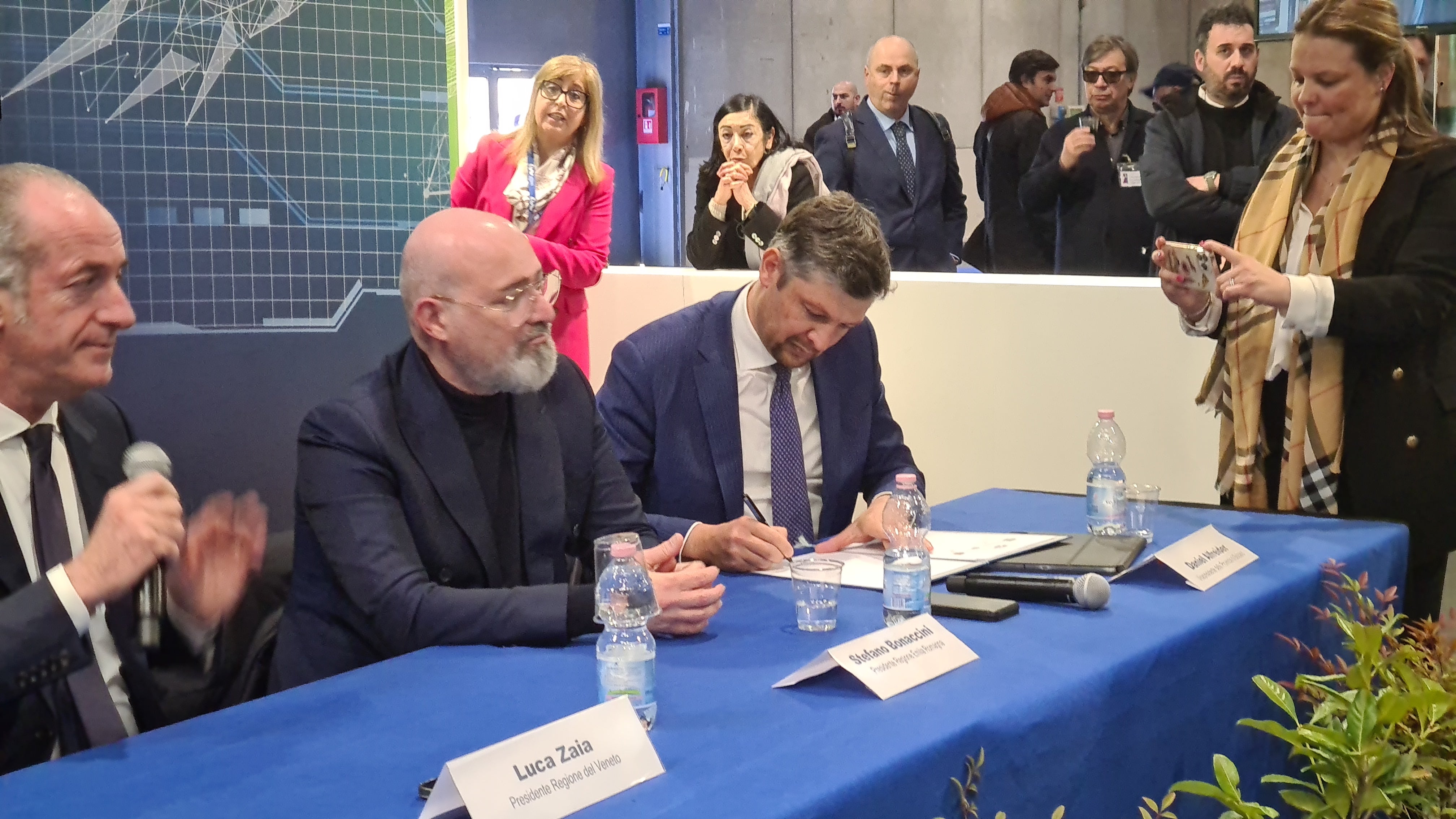 Mobilitätslandesrat Daniel Alfreider unterzeichnete das Einverständnisprotokoll zur Logistik für das Land Südtirol. (Foto: Presseamt Region Trentino-Südtirol/Davide Cordua)