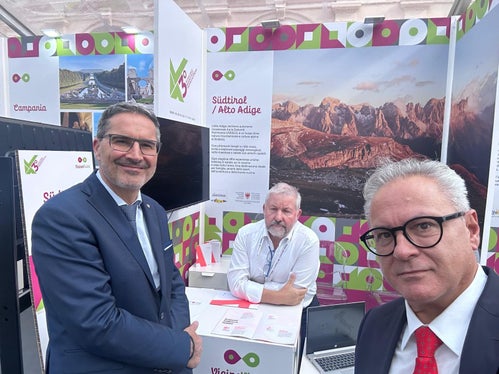 Landeshauptmann Arno Kompatscher  (links) besuchte mit Generalsekretär Eros Magnago (rechts) den IDM-Geschmacksbotschafter Paolo Tezzele. (Foto: LPA)