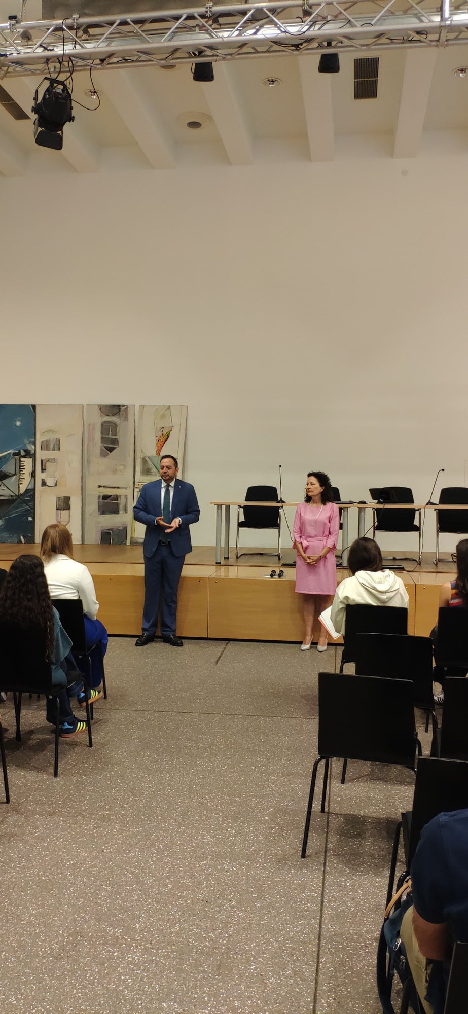 Il vicepresidente e assessore all'Istruzione italiana Marco Galateo all'incontro con studenti e docenti del Liceo Carducci di Bolzano affiancato dalla dirigente Cristina Crepaldi (Foto: USP)
