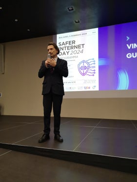 Il tema del progetto di quest’anno è stato scelto sulla base di numerosi colloqui avvenuti con gli insegnanti e gli studenti e ruota attorno all’intelligenza artificiale (AI), ha detto il sovrintendente Vincenzo Gullotta in occasione del Safer Internet Day 2024 (Foto: ASP/Direzione Istruzione e Formazione italiana)