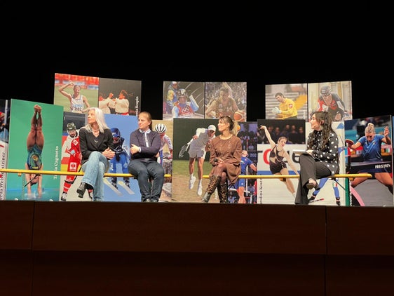 Südtiroler Spitzenathletinnen im Fokus (v.l.): Antonella Bellutti, Gerda Weissensteiner und Tania Cagnotto mit Moderatorin Diletta La Rosa. (Foto: LPA)